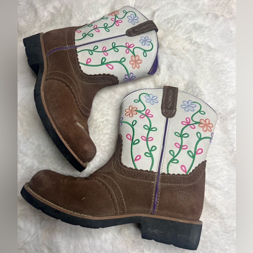 Super cute kids size 5 Ariat boots like NEW